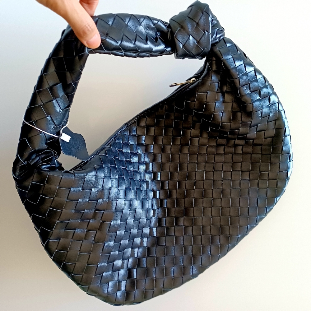 Large woven leather shoulder bag leather hobo zipper bag bottega Jodie bag.